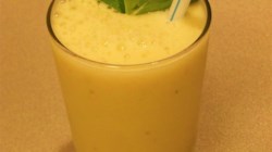 banana smoothie with apple juice