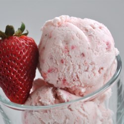 Easy, Eggless Strawberry Ice Cream