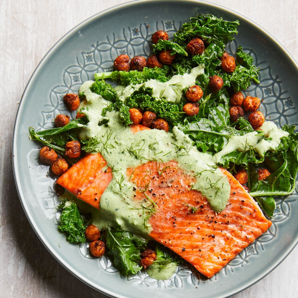 Gerösteter Lachs mit geräucherten Kichererbsen und Grünzeug