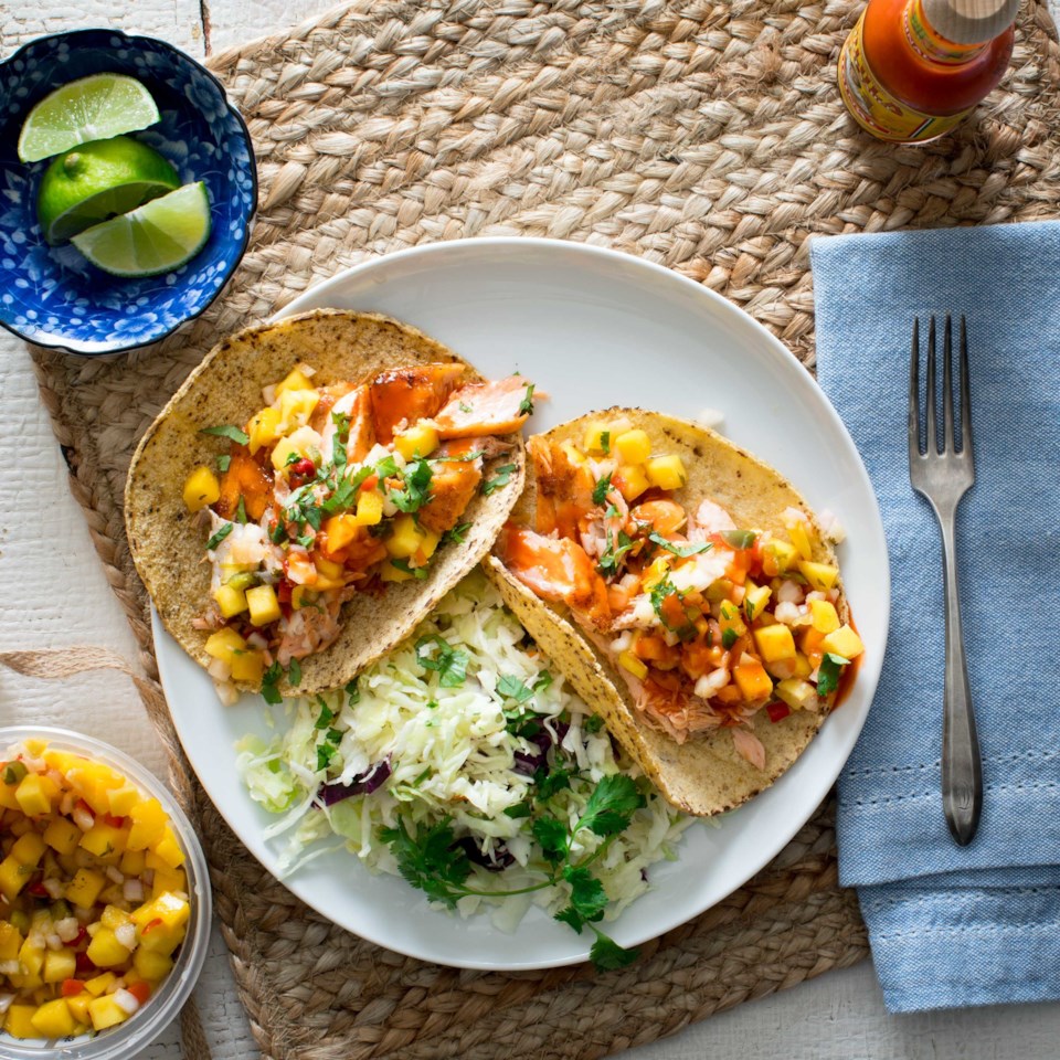 Salmão Tacos com Salsa de Abacaxi