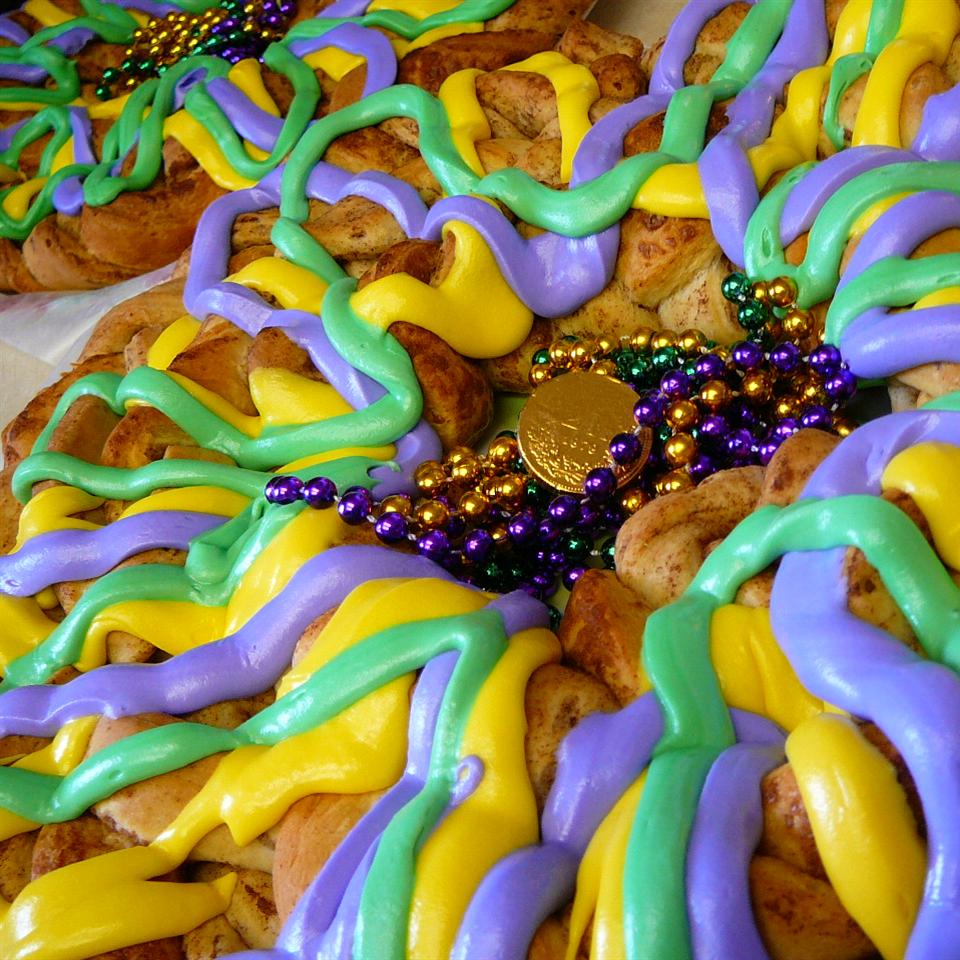 Super Easy Mardi Gras King Cake_image