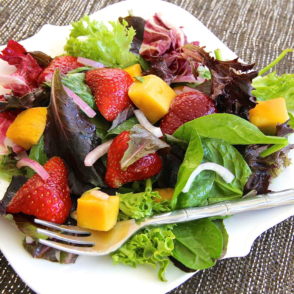 Strawberry-Mango Mesclun Salad_image