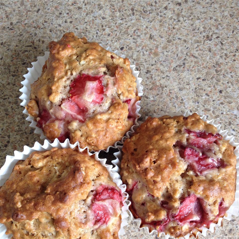 Strawberry Cinnamon Oatmeal Muffins_image