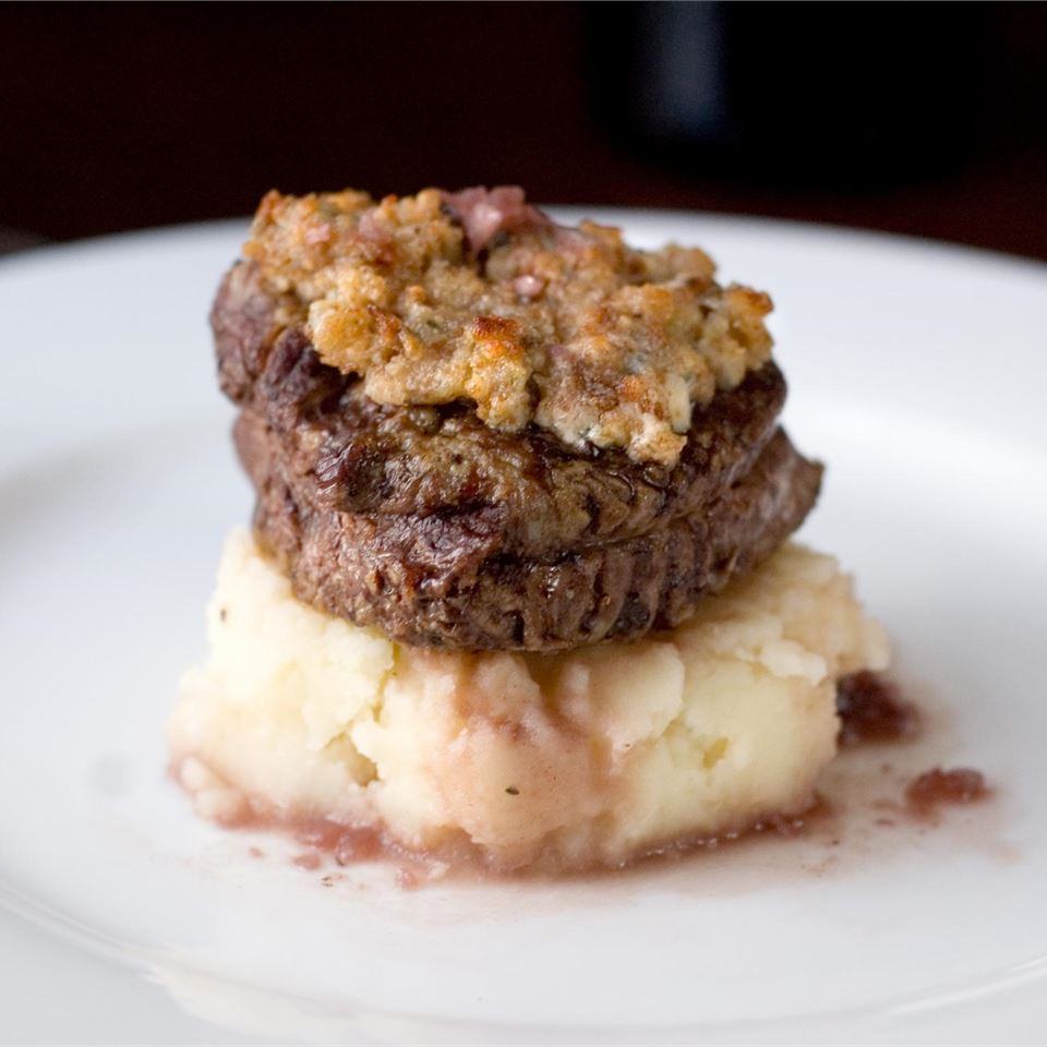Blue Cheese Crusted Filet Mignon with Port Wine Sauce_image