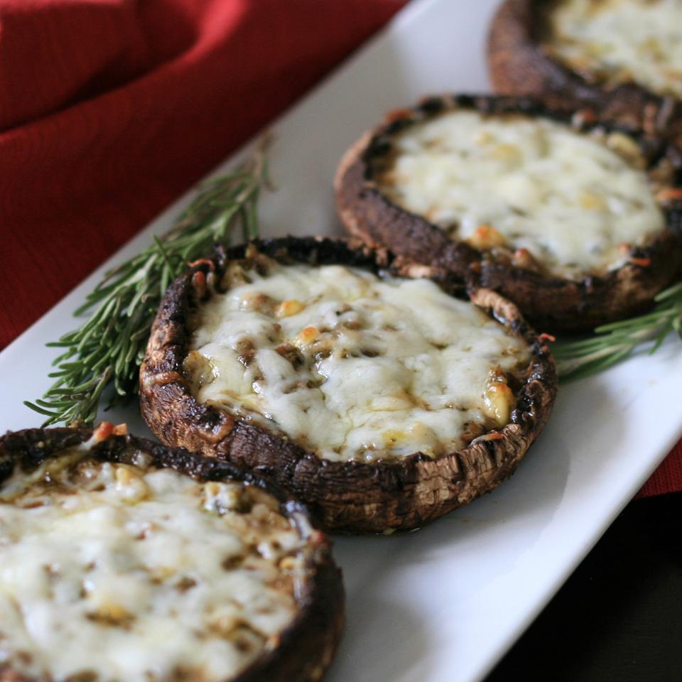 Pesto-Stuffed Grilled Portobellos_image