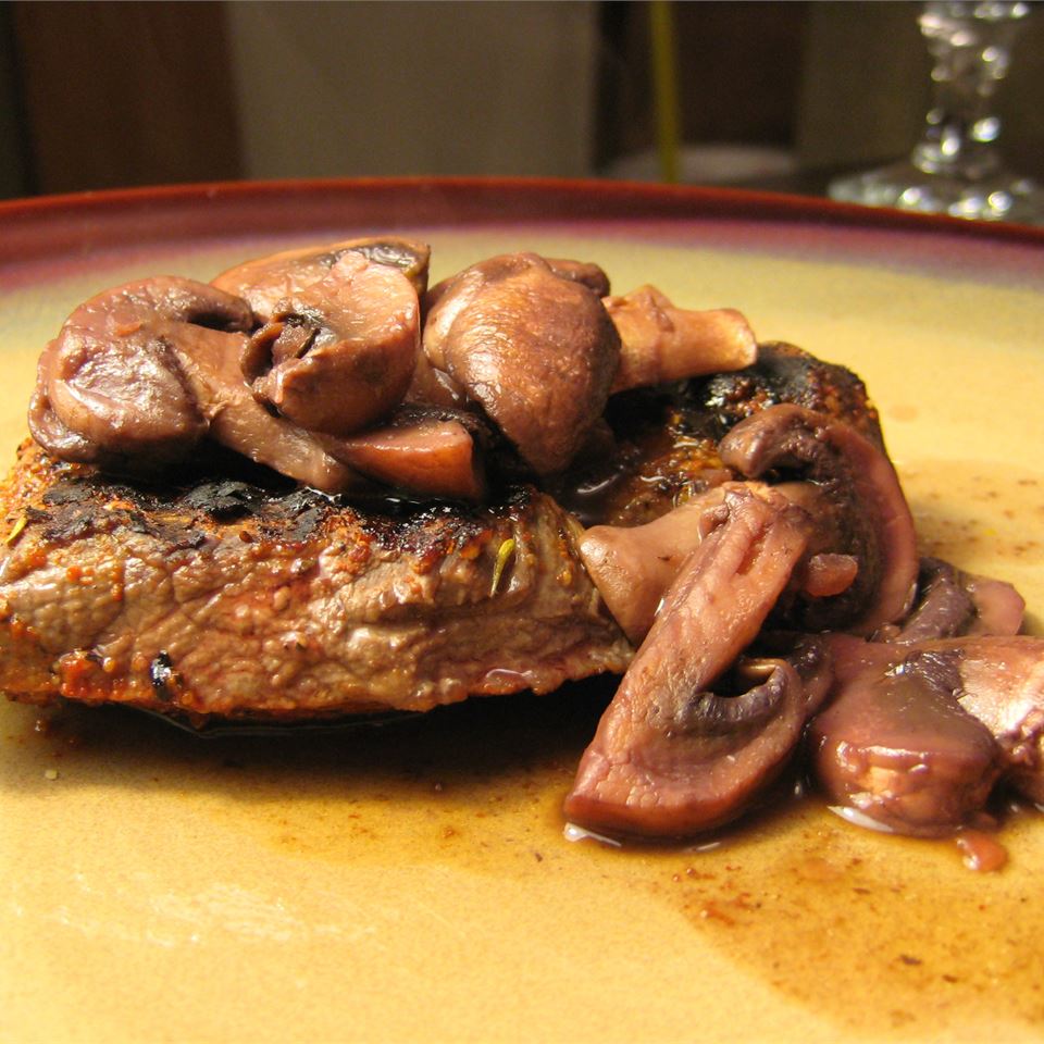 Thyme-Rubbed Steaks with Sauteed Mushrooms_image