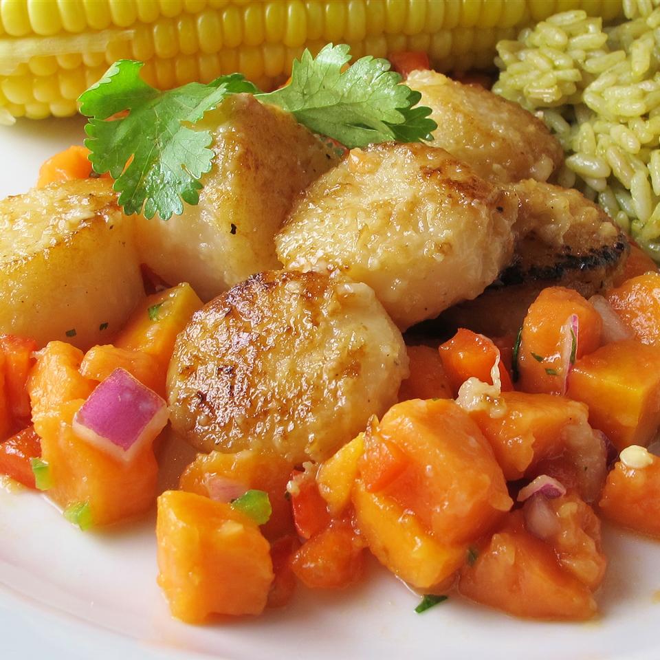 Seared Scallops with Spicy Papaya Sauce_image