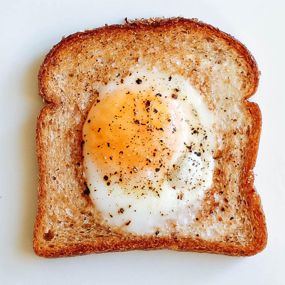 Хлеб в яйце в духовке рецепт. Тост с яичницей. Тост с яйцом. Яичница в хлебе. Глазунья с тостами.