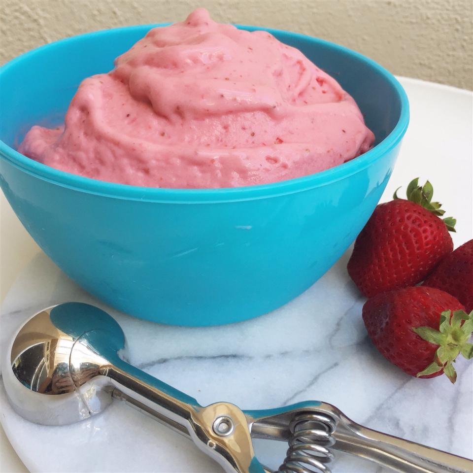 Easy and Delicious Strawberry Frozen Yogurt_image