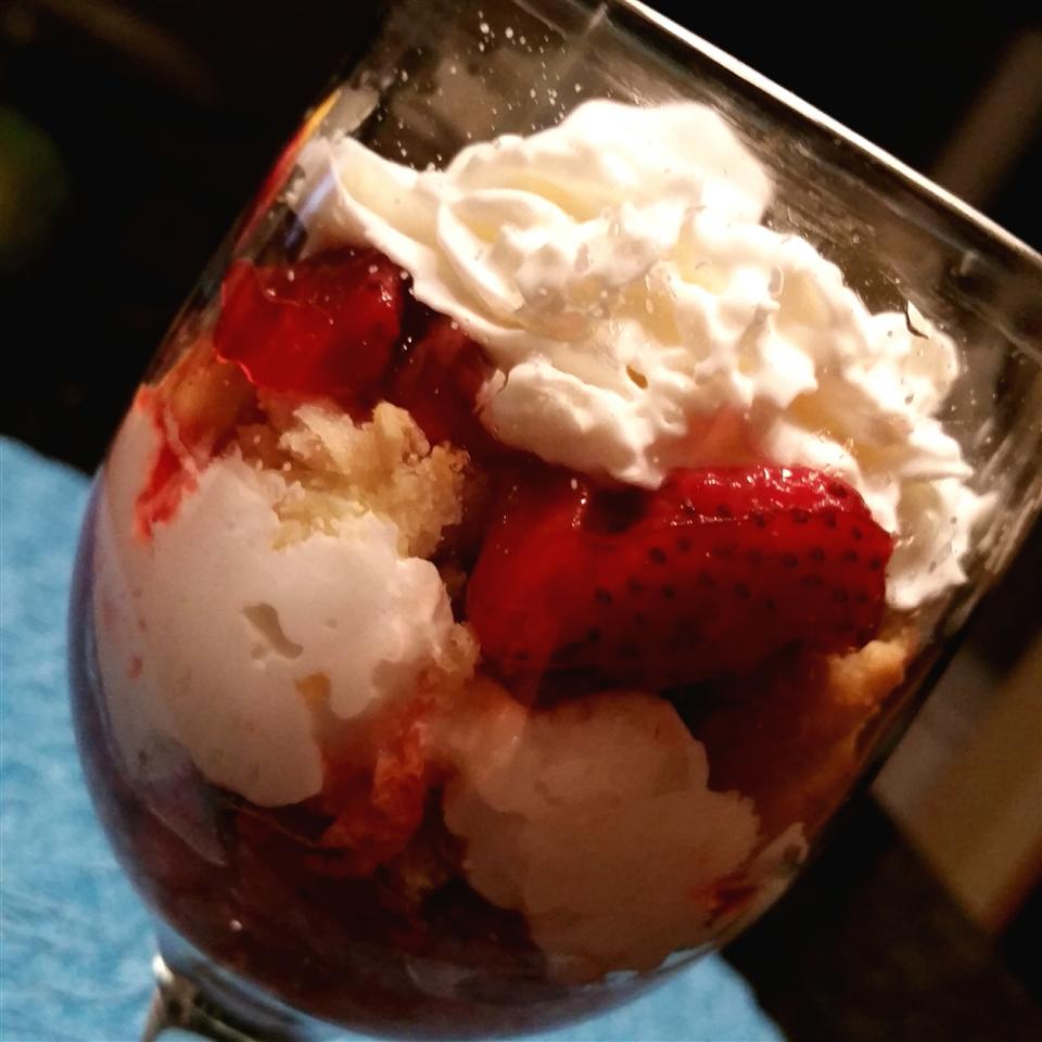 Strawberry Cream Parfaits with Coconut Macaroons_image