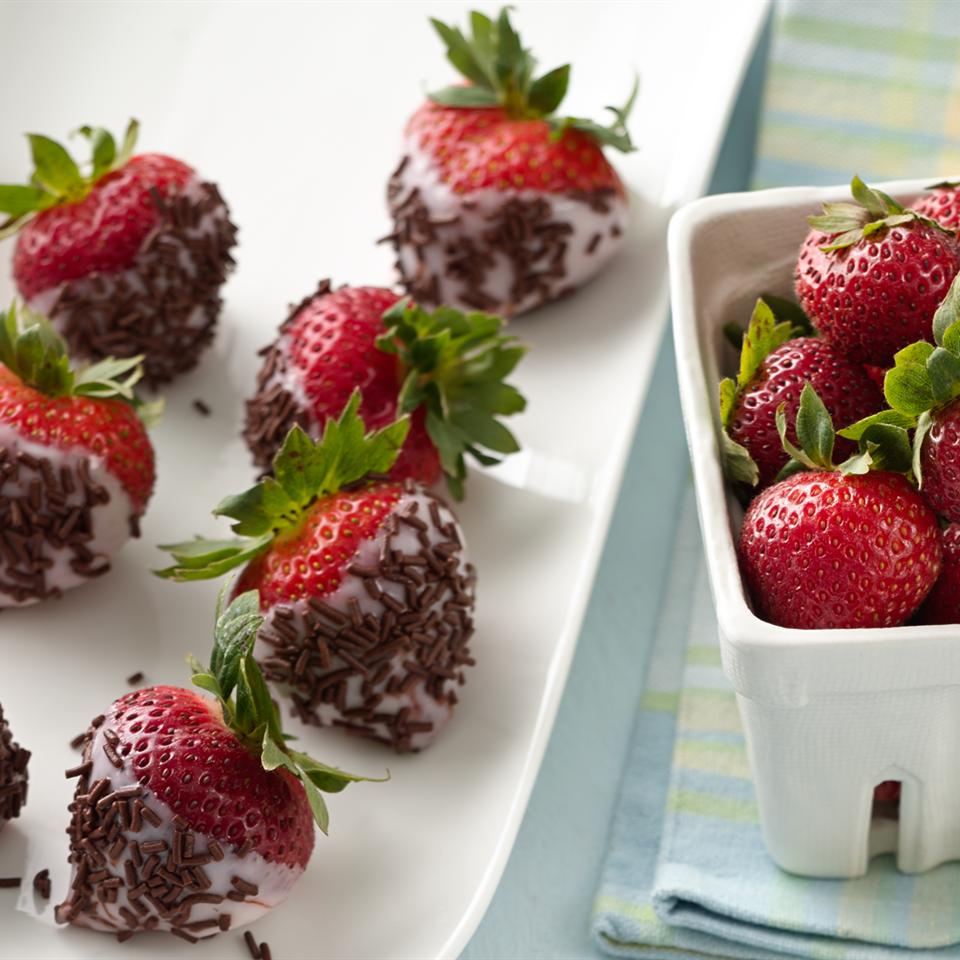 Frozen Yogurt-Dipped Strawberries_image