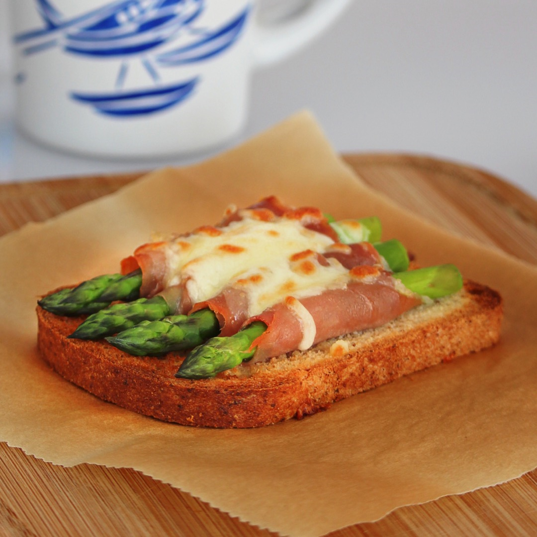 Bacon-Wrapped Asparagus on Toast_image
