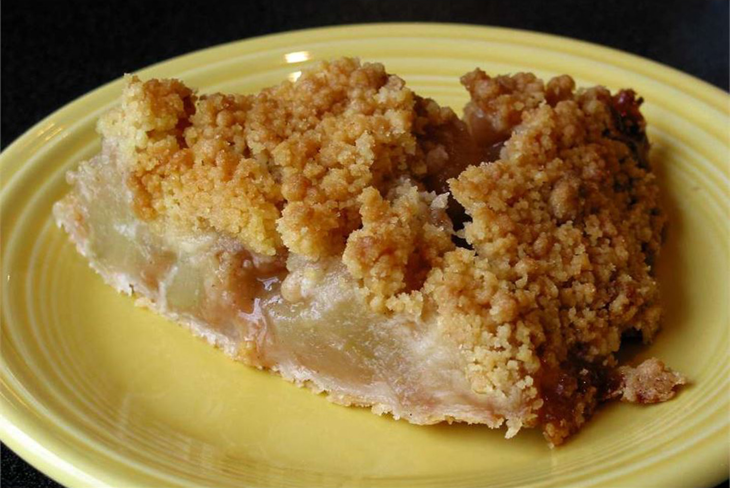 Apple Crunch Pie with Vanilla Sauce_image
