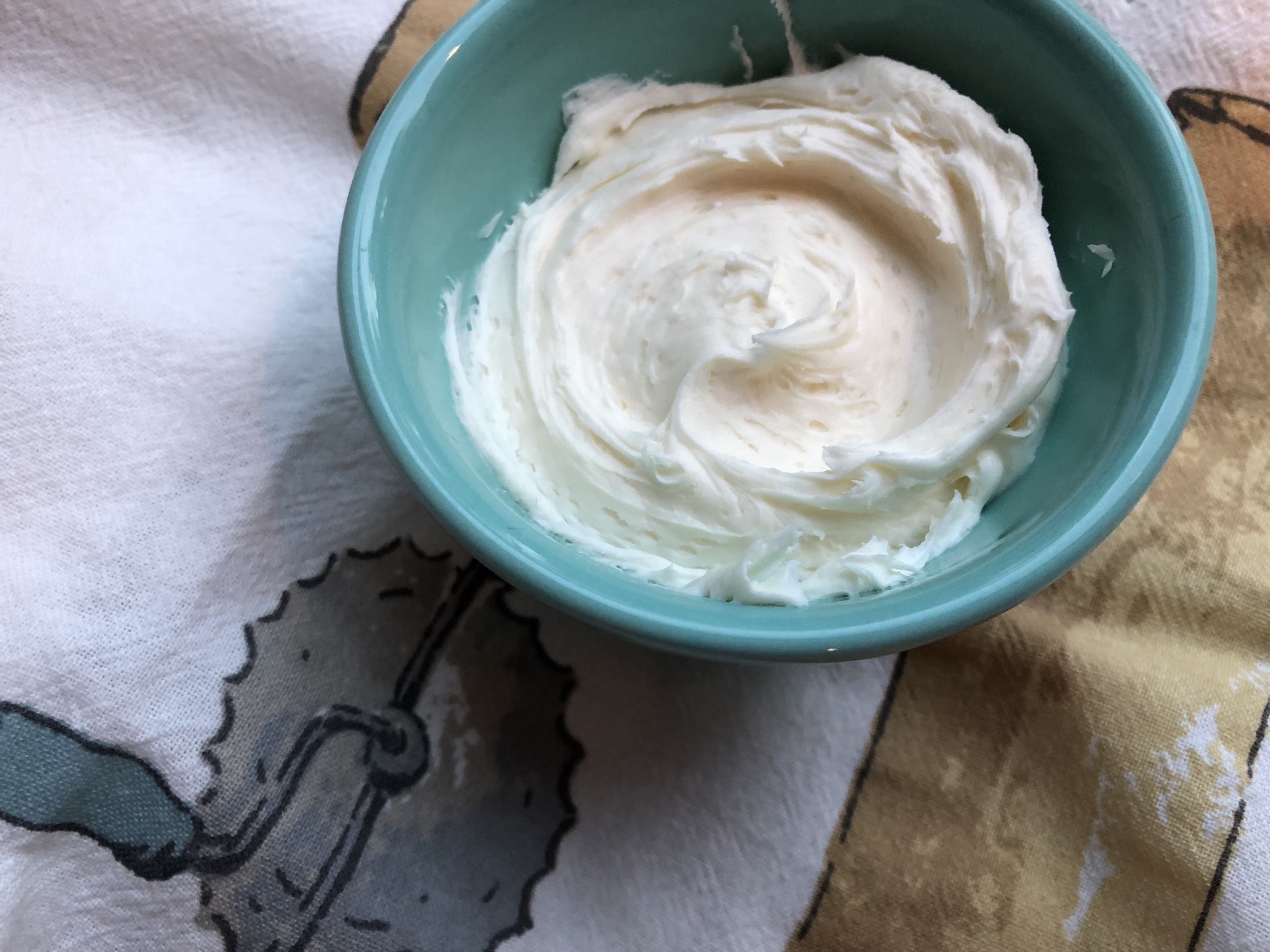 Quick and Easy Vegan Cream Cheese Frosting_image