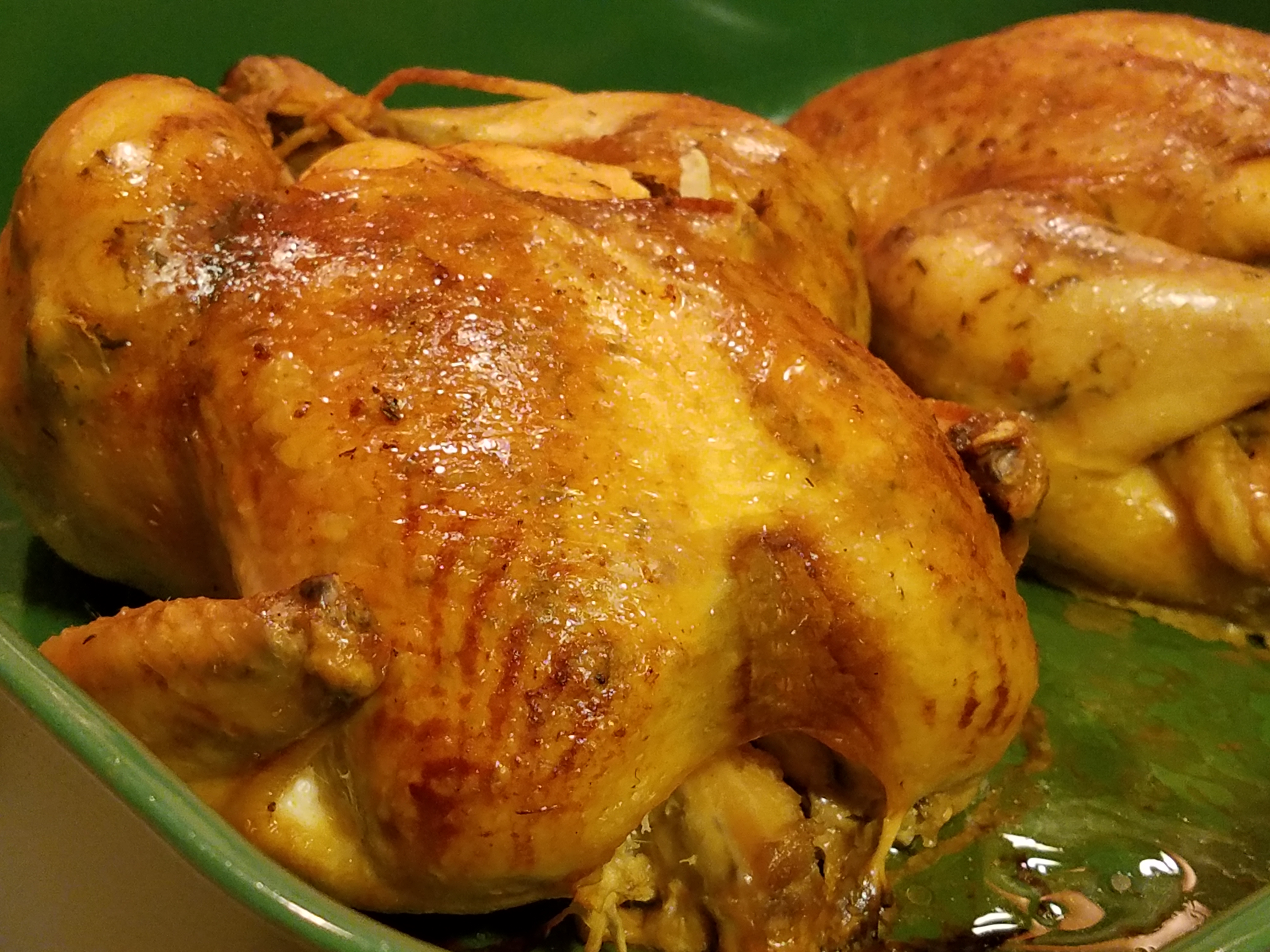 Жареная курица в холодильнике. Курица гриль. Курица в духовке с корочкой. Жареная курица с корочкой. Золотистая корочка на курице.