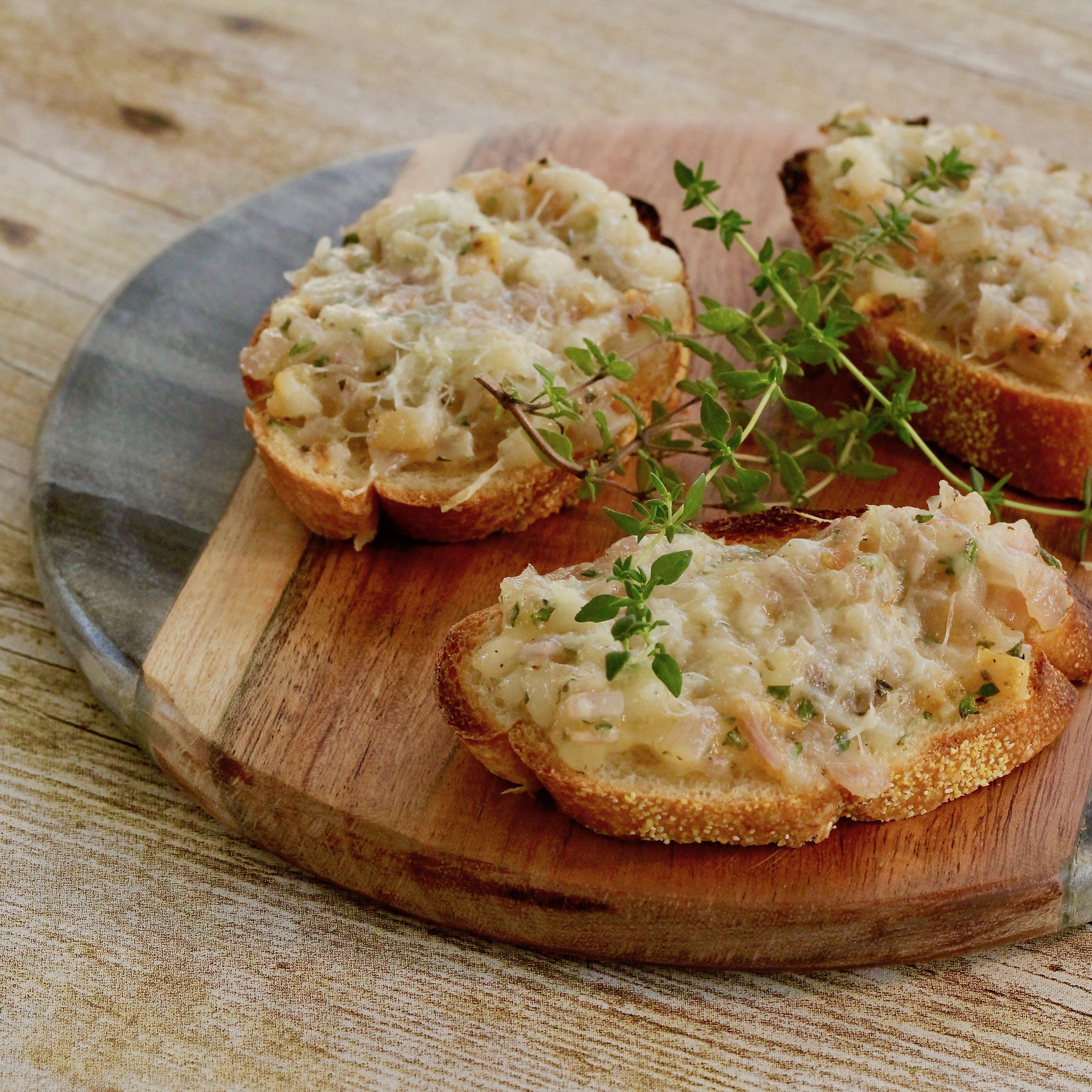 Crostini with Pear, Parmesan, and Caramelized Shallots_image