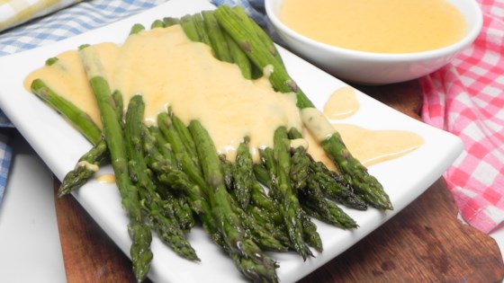 Roasted asparagus with smoky gouda cheese sauce