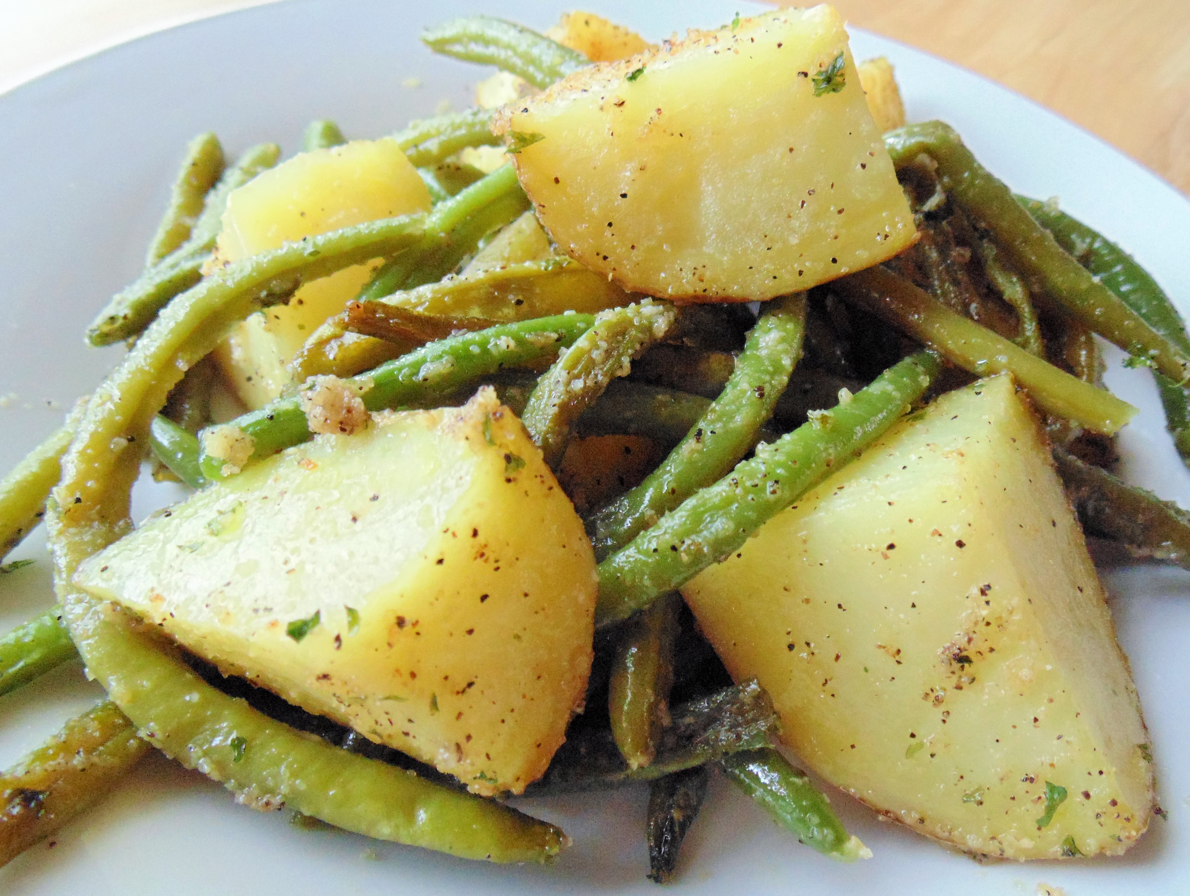 Roasted Green Beans and Baby Red Potatoes_image