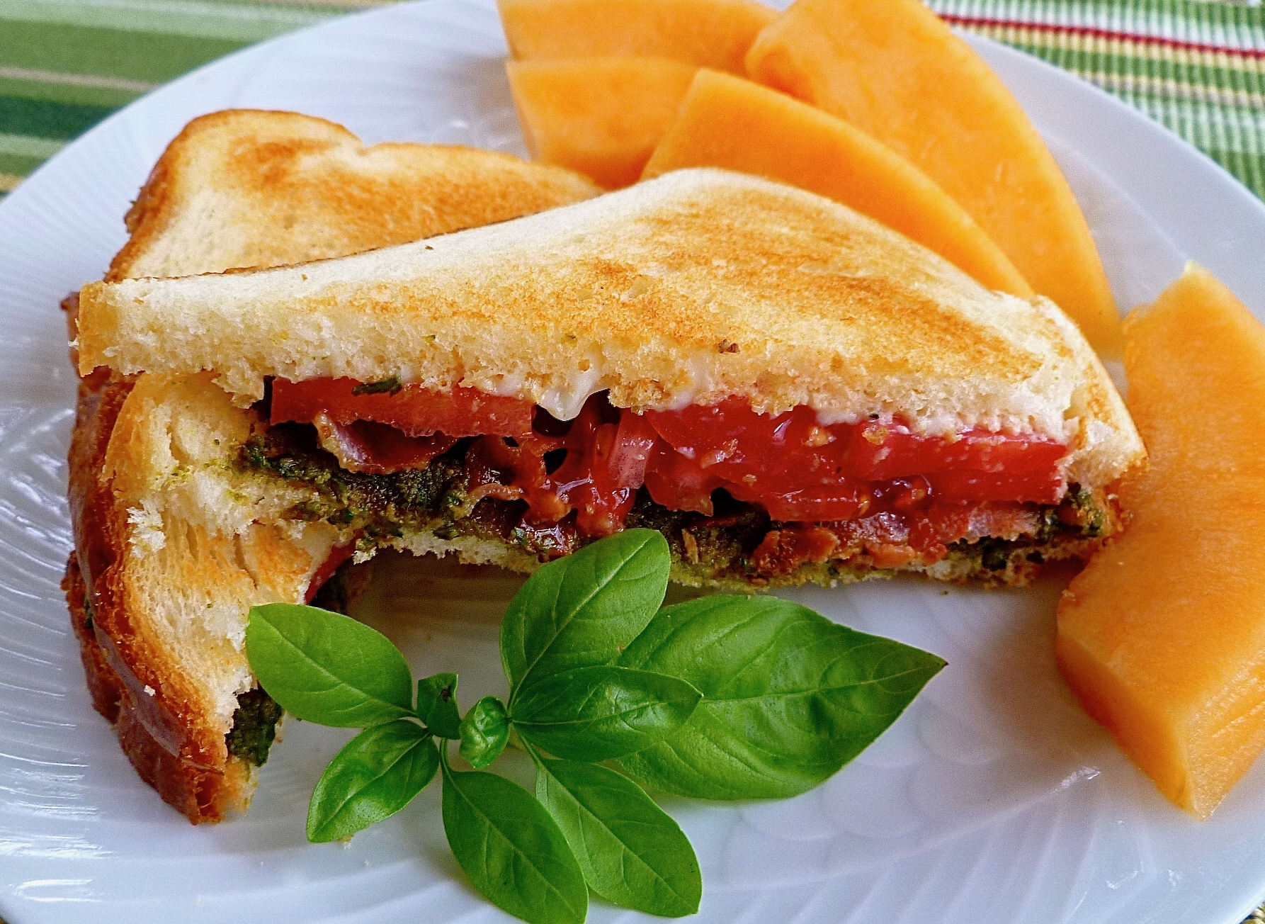 Bacon, Basil Pesto, and Tomato Sandwich_image