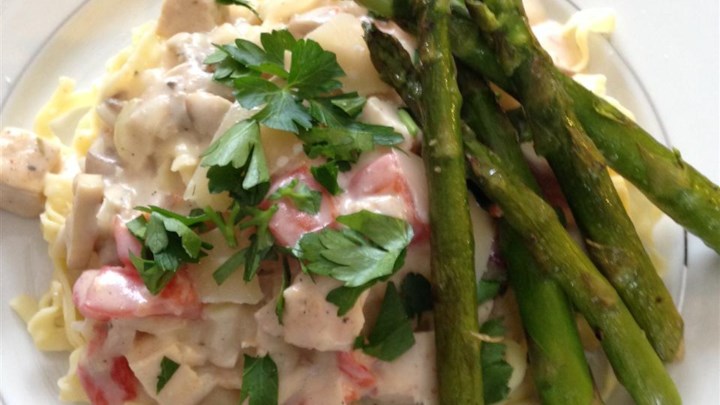 Creamy, cheesy chicken alfredo. Goes well with salad and bread.