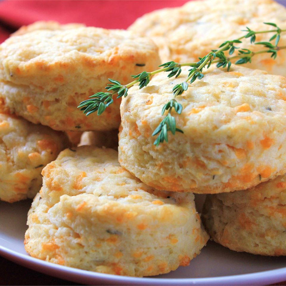 Cheddar-Thyme Flaky Biscuits_image