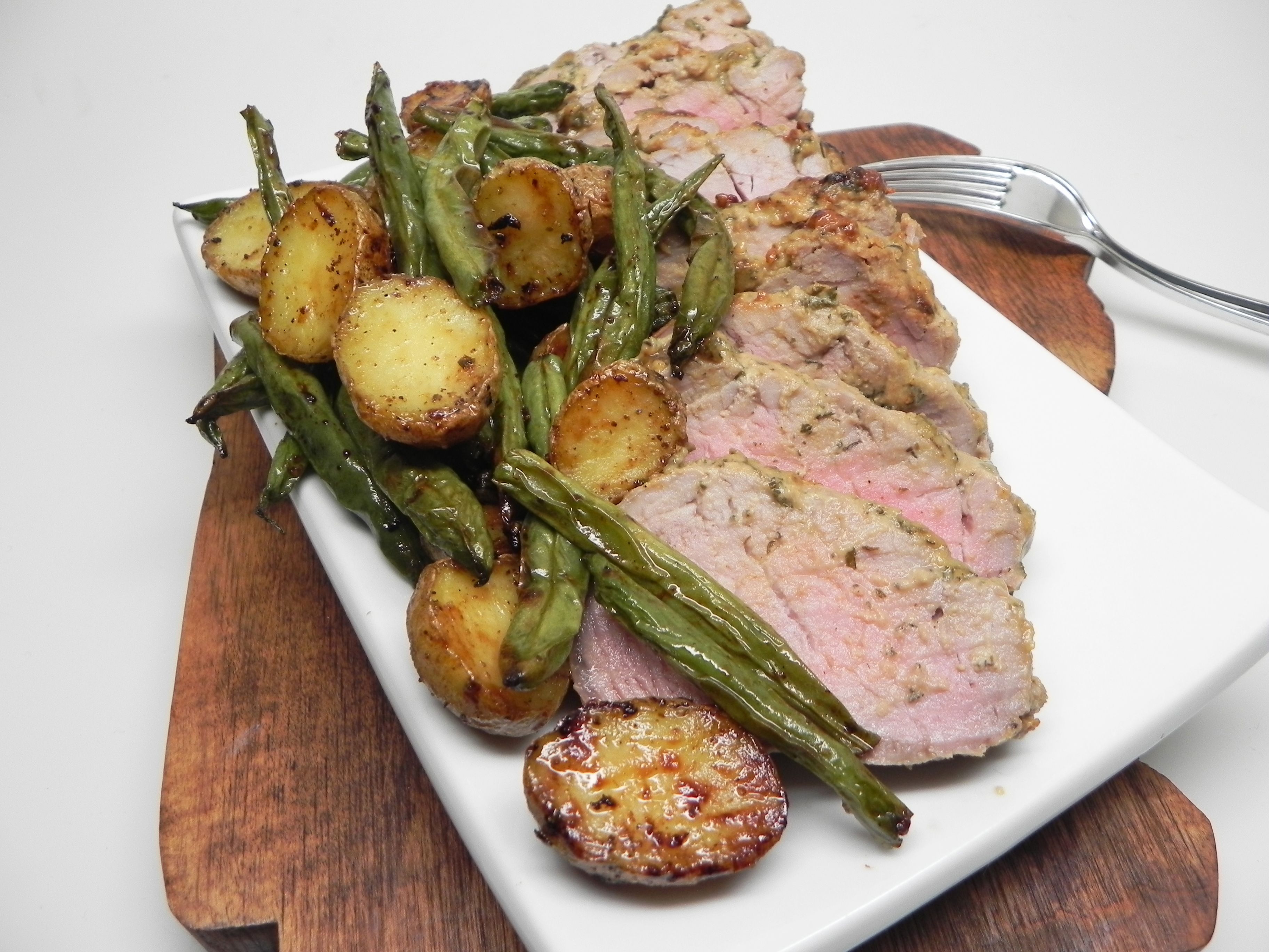 Air Fryer Mustard-Crusted Pork Tenderloin with Potatoes and Green Beans_image