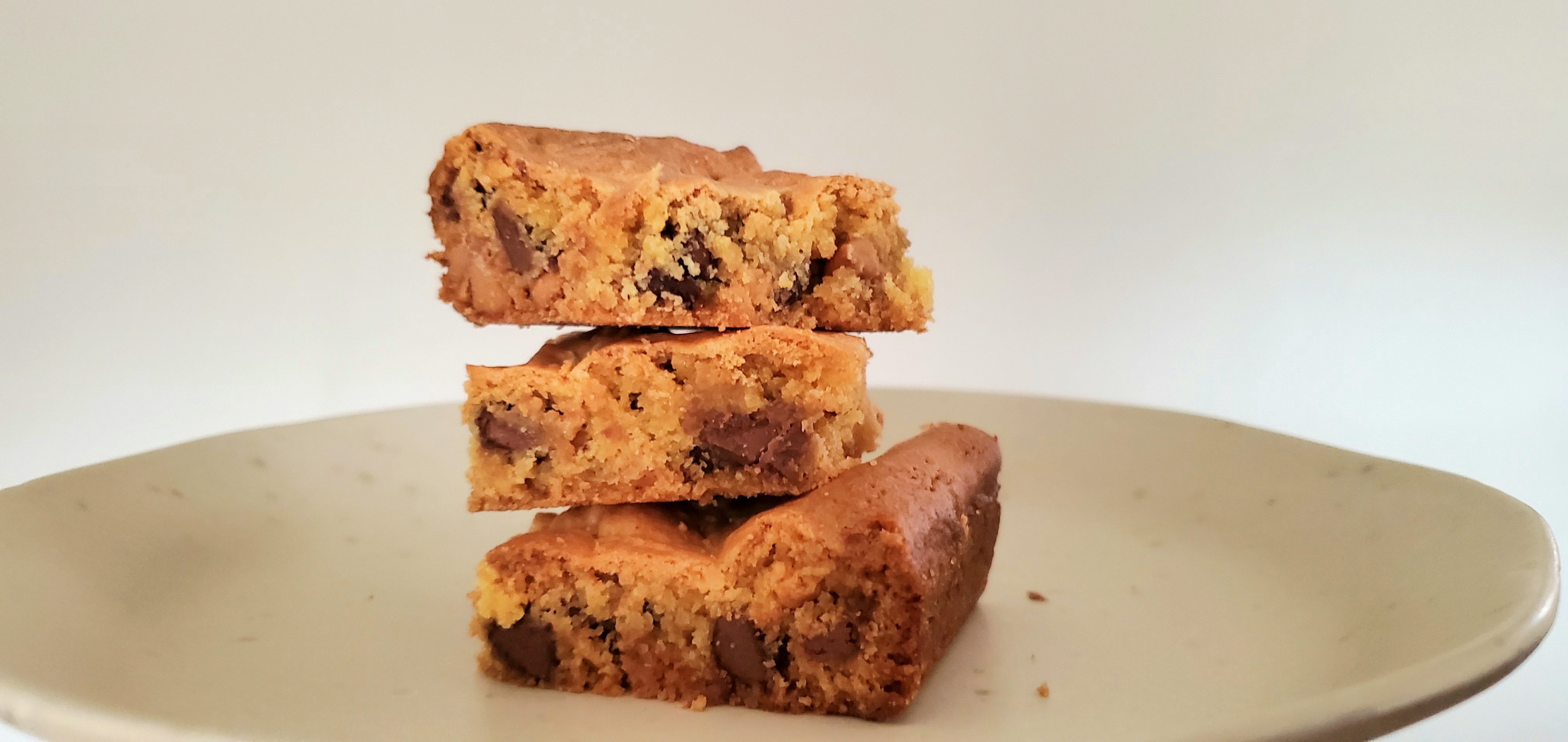 Abbey's Easy Chocolate Chip Cake Mix Bar Cookies_image