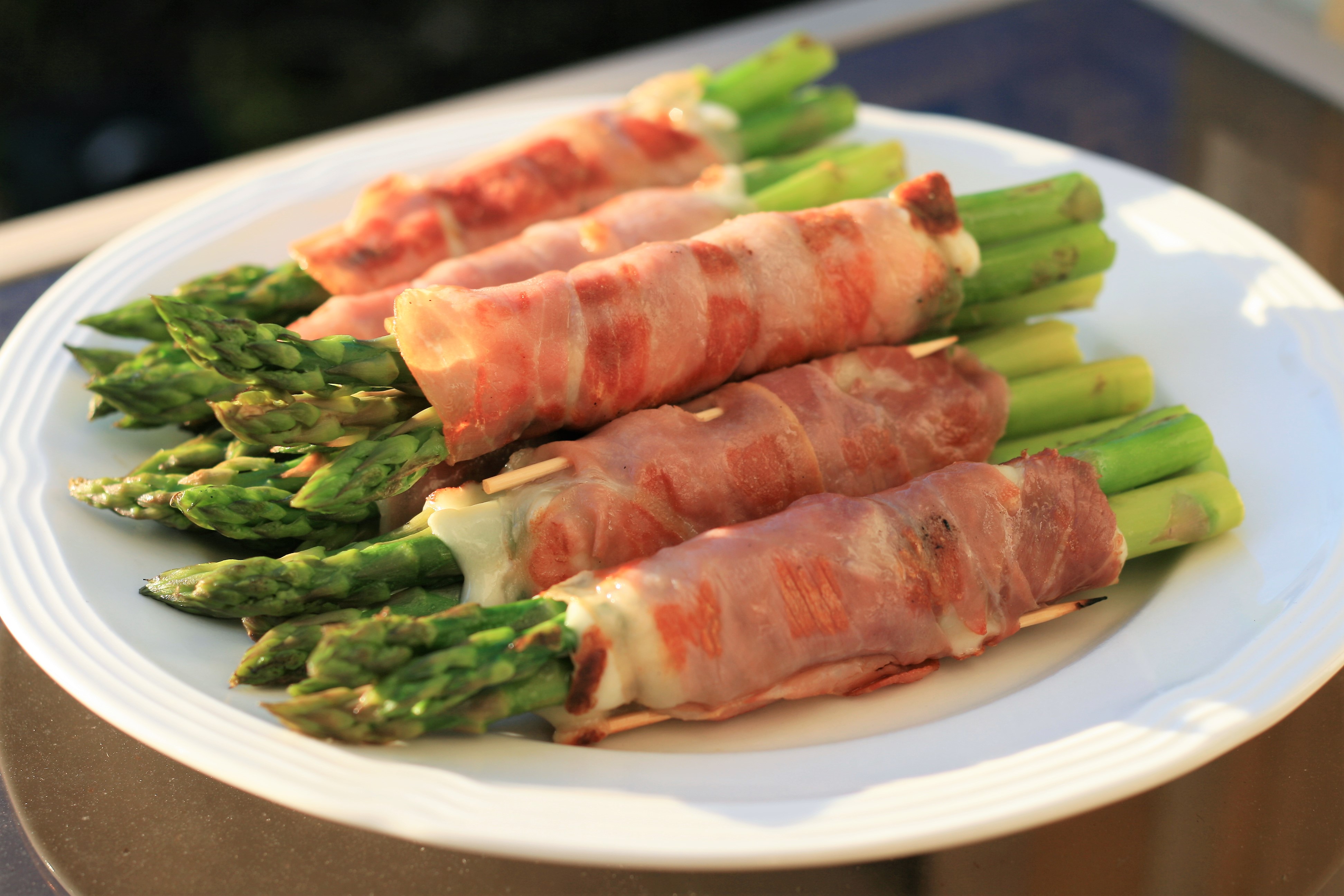 Prosciutto Wrapped Asparagus with Cheese_image