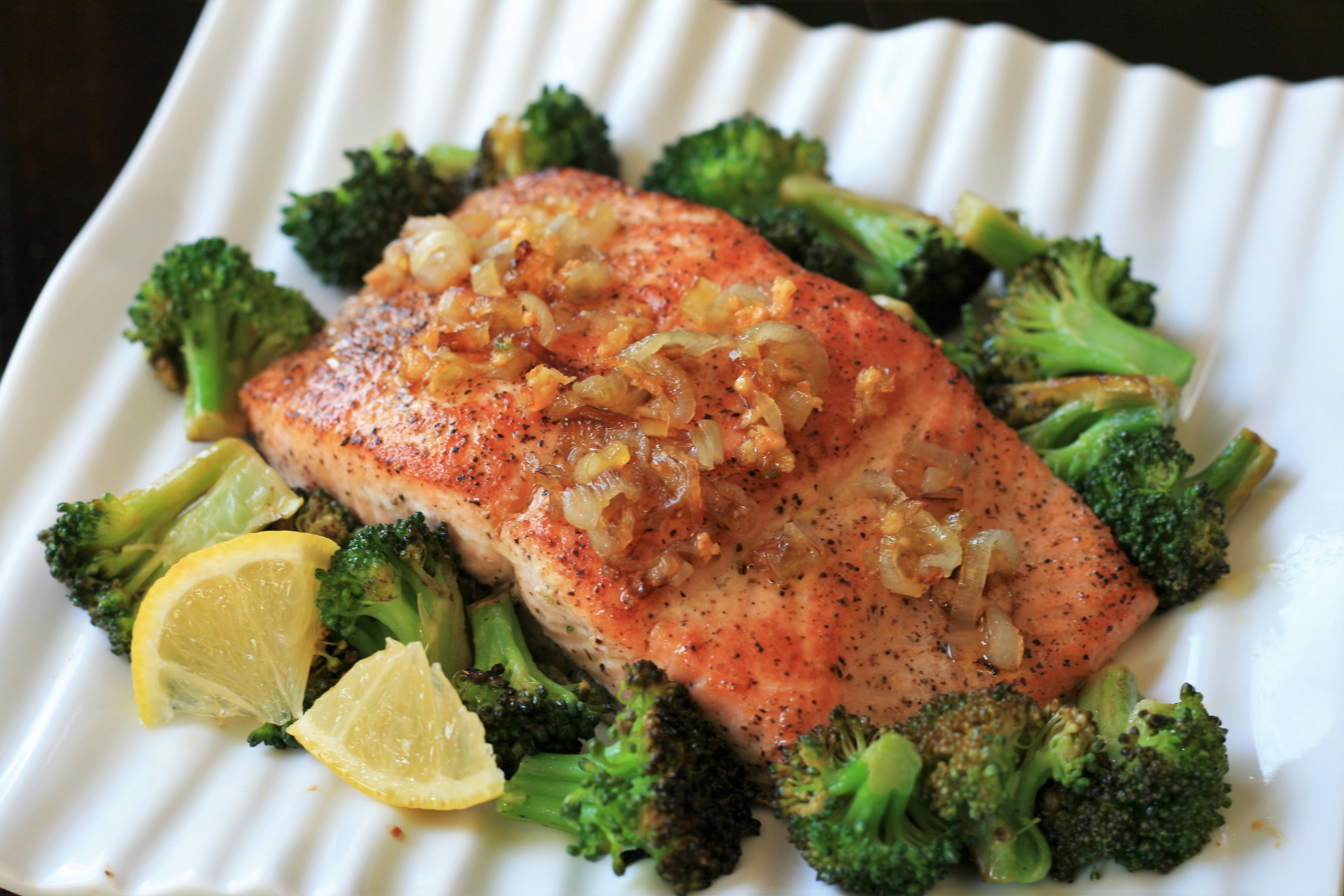 Steamed Salmon with Broccoli and Shallots_image