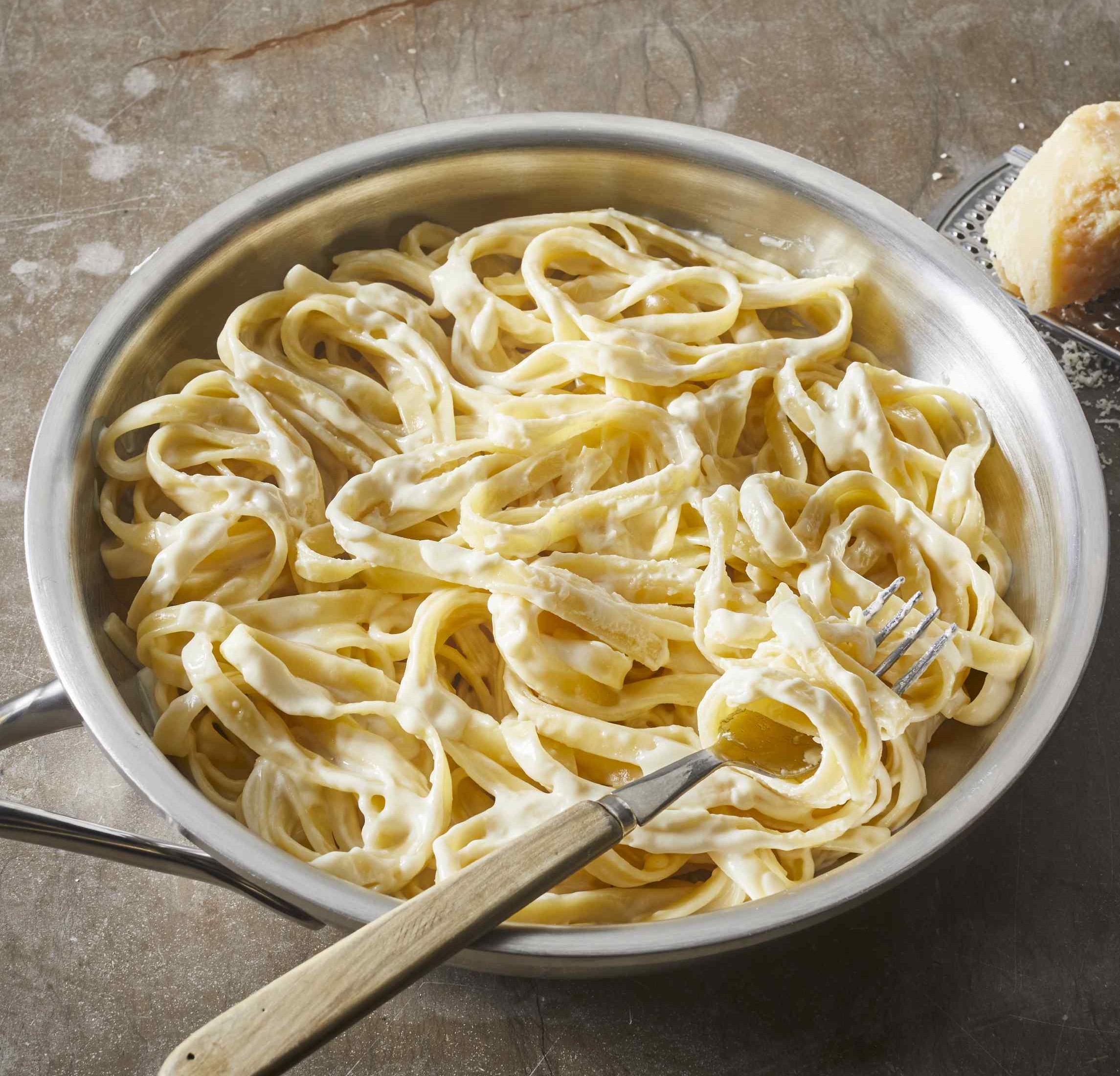 priano-four-cheese-alfredo-sauce