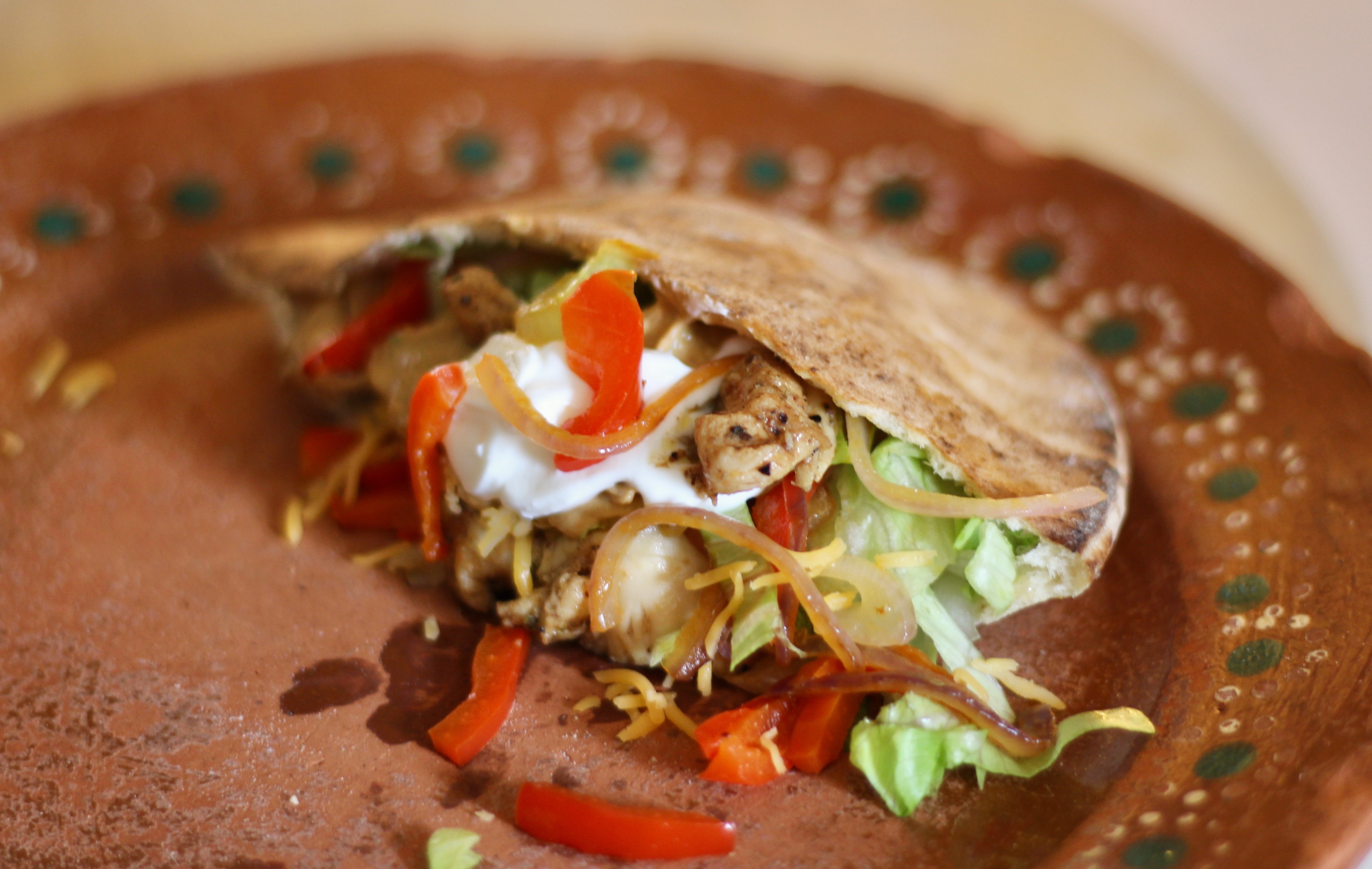 Southwestern Chicken Pitas with Chipotle Sauce_image