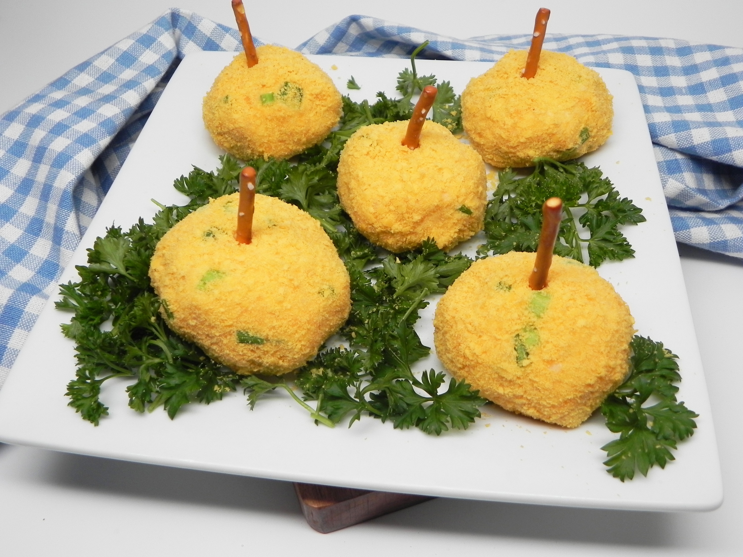 Mini Cheeseball Pumpkins with Caramelized Garlic_image