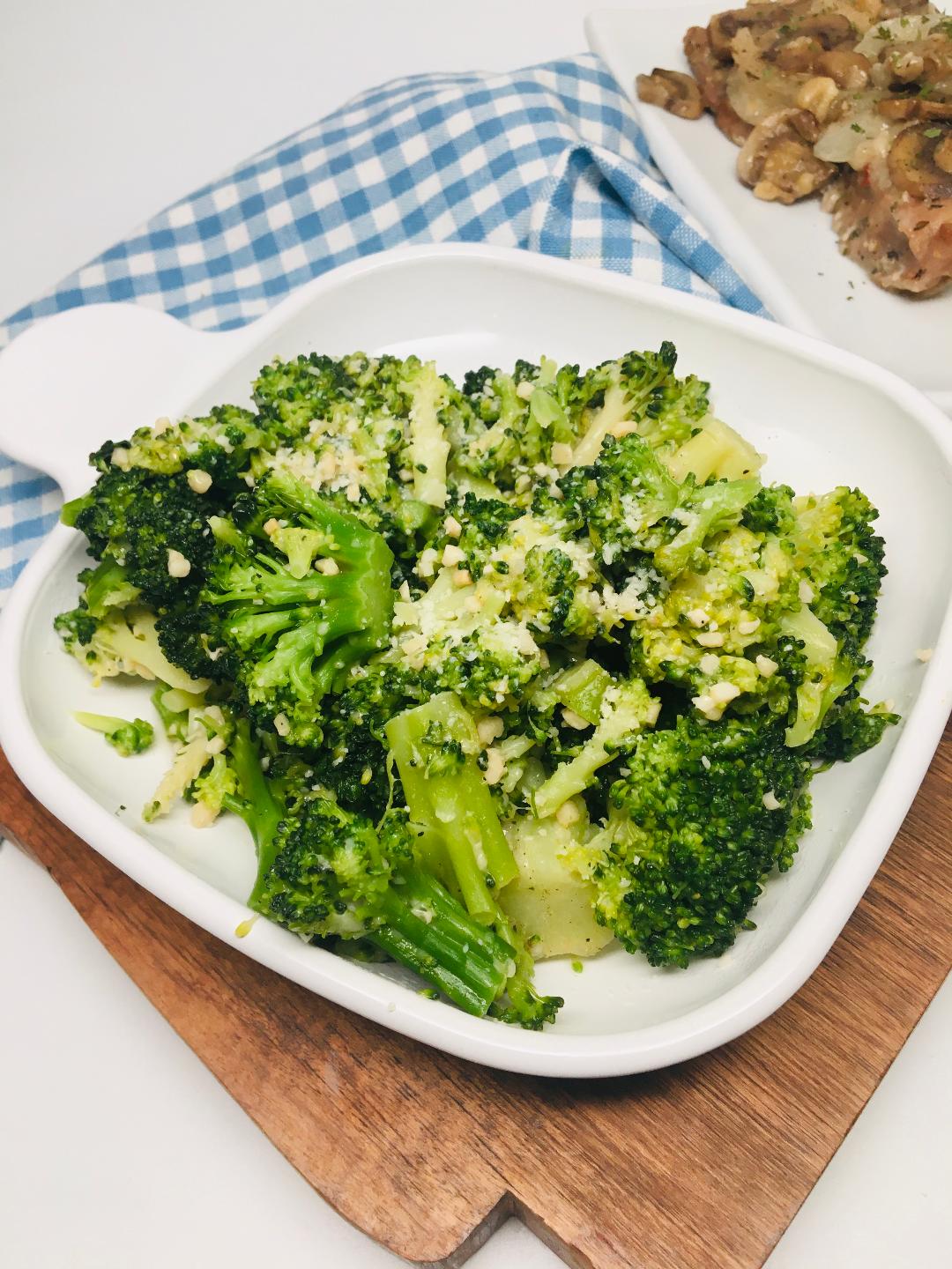 Quick and Easy Garlic Broccoli with Parmesan_image