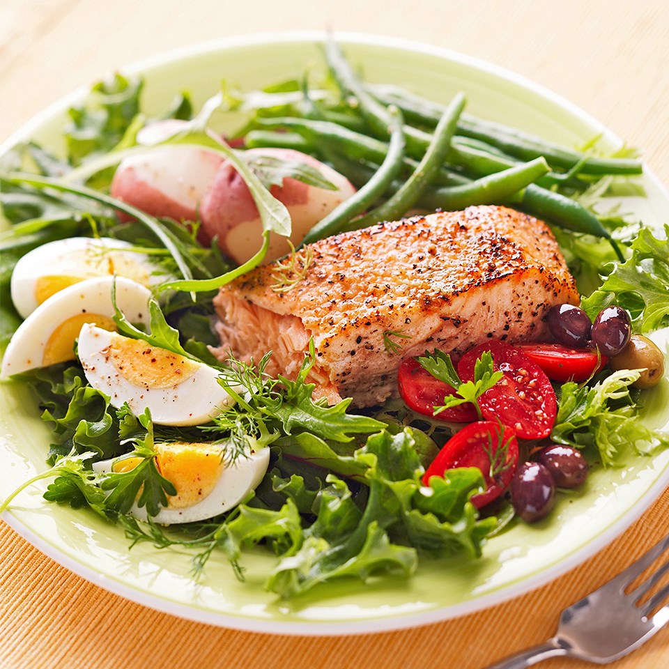 Grilled Salmon Salad Niçoise with Lemon Vinaigrette Recipe - EatingWell