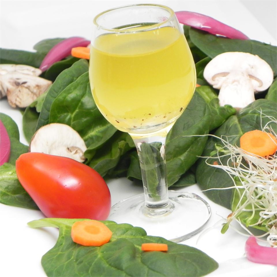 Салат и белое вино. Белое вино с овощами. Овощи в соусе и белое вино. Белое вино яйца